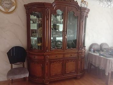 Qonaq otağı üçün klassik üslubda böyük servant/vitrin. Tünd qəhvəyi