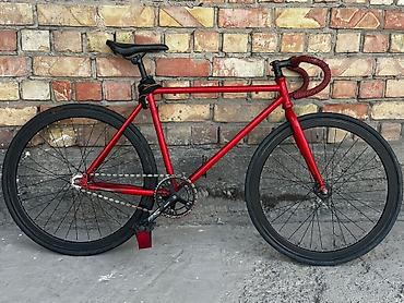 Фикс-байк (single speed) с трековой посадкой и минималистичной
