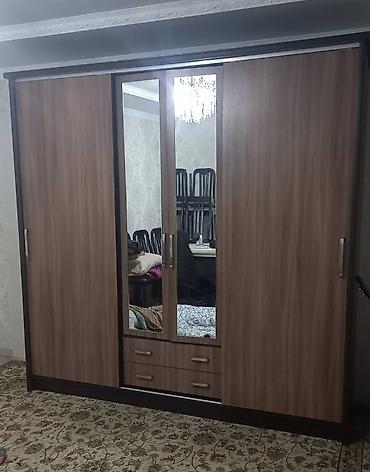 Шкаф-купе с центральной секцией и зеркалами - Конструкция: три