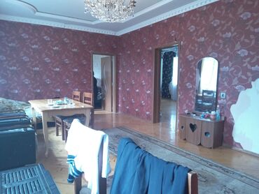 Həyət evləri və villaların satışı: Satılır: yaşayış evi və yanında fəaliyyət göstərən kiçik market binası — 27