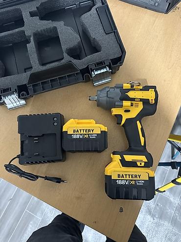 dewalt: Аккумуляторный ударный гайковерт (бесщеточный) Комплектация: - — 4