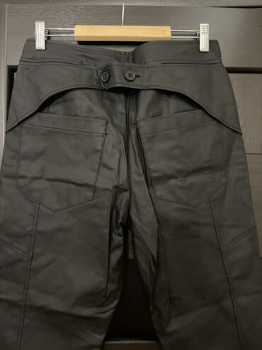 Heykəlciklər: Zara deri görünümlü, düz biçimli şalvar. S razmerdir ama Oversize — 14