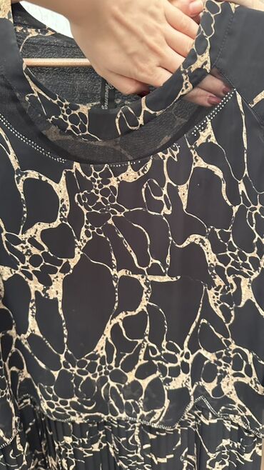 Dəstlər, kostyumlar: Qara rəngdə zərli və mirvari bəzəkli iki hissəli dəst: - Üst: qısa — 11