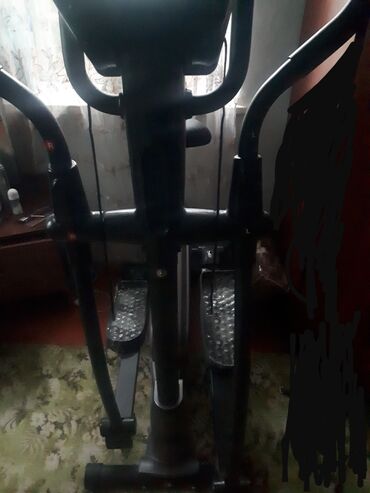 тренажеры для фитнес клуба v sport swat: Велотренажор два в одномновый упаковка на педалях .считывает ритм