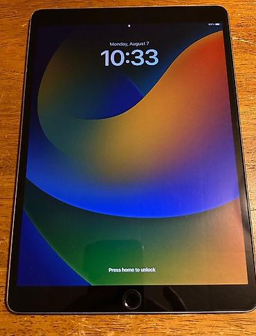 Техника и электроника: IPhone 17 Pro Max, Б/у, 256 ГБ, Белый, Наушники, Зарядное устройство, Защитное стекло, 70 % — 1