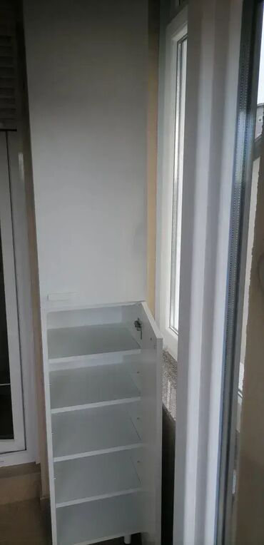 Ormari: Cipelarnik 23 Materijal: Univer debljine 18 mm u belom dekoru. Tamni — 3