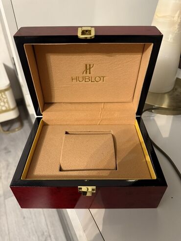 Saat üçün aksesuarlar: Hublot saat qutusu - Material: parlaq laklı qırmızı ağac korpus, qara