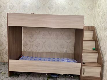 детскую кровать и письменный стол: Двухъярусная кровать из ДСП, выполненная в двухцветном дизайне —