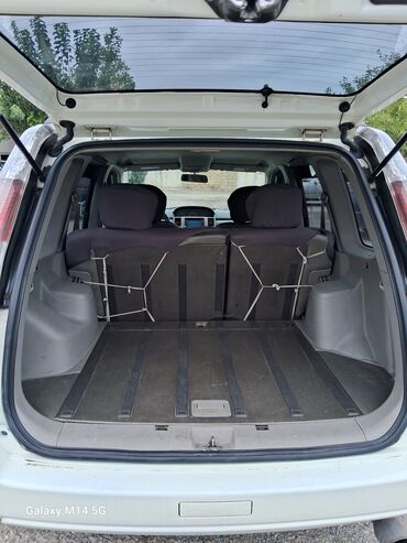 Nissan: Ağ rəngli kompakt krossover/SUV. Xüsusiyyətlər: - Kuzov: 5 qapılı — 6