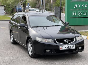 Honda: Автомобиль Honda Accord в кузове универсал, выполненный в черном