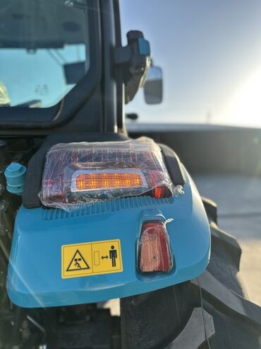 Traktorlar: Yeni RD1004 modeli traktor. Mavi və ağ rənglərdə, kabinli və müasir — 3