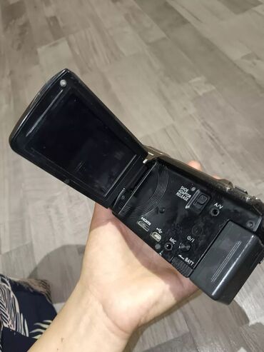 j6 ekranı: Rəqəmsal videokamera - Yan tərəfə açılan dönər LCD ekran (selfi və