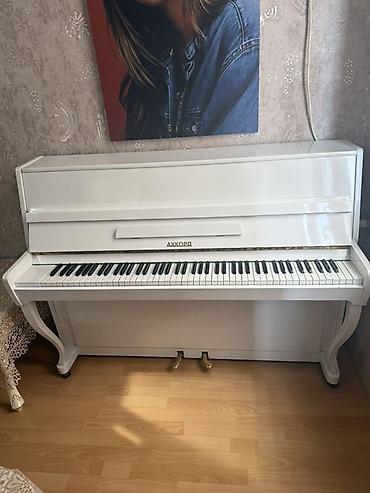 instrumenti: Akkord upright pianino – klassik akustik model, ağ rəngdə parlaq — 1