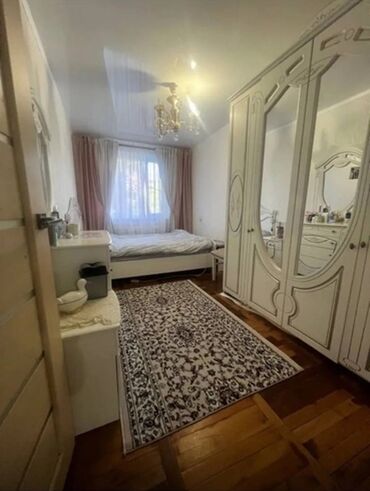 срочно продаётся 1 комнатная квартира в районе ошского рынка по улице молодая гвардия: 3 комнаты, 60 м², 104 серия, 1 этаж, Косметический ремонт