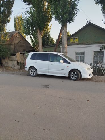 купить бу бокс на крышу автомобиля: Белый минивэн Mazda Premacy, подходящий для семейных поездок или