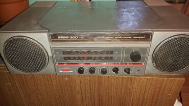 Qulaqcıqlar: VEGA-300 stereofonik radio-leyer modeli. Bu cihaz radio dinləmək