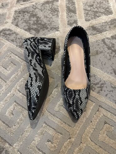 туфли новая не разу не одевала: Tuflilər, Ölçü: 35, rəng - Boz, Yeni lalafo.az -da туфли новая не разу не одевала: Tuflilər, Ölçü: 35, rəng - Boz, Yeni