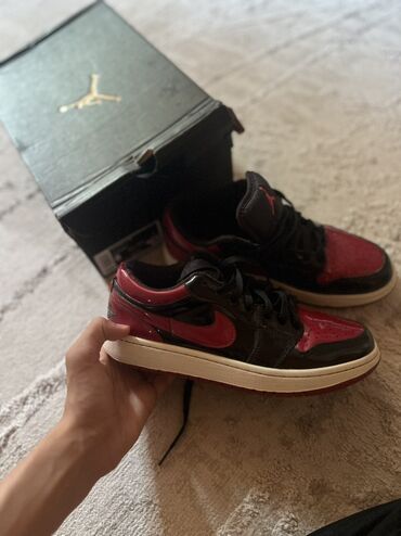 джорданы женские: Эркектердин кроссовкасы, 39.5, Air Jordan, Колдонулган, түсү - Кызыл