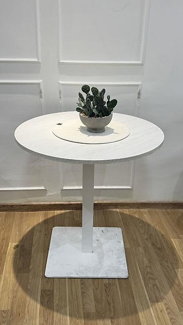 tek kravat sekilleri: Ağ rəngli, dairəvi masa - Minimalist dizayn: dairəvi üst, tək mərkəzi — 1