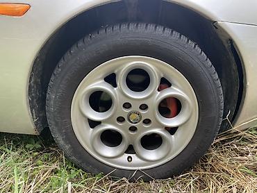 06a 133 317 a: Alu felne 5x98 R16 sa novim zimskim gumama dve su dok 35/25 dve 45/25 — 5