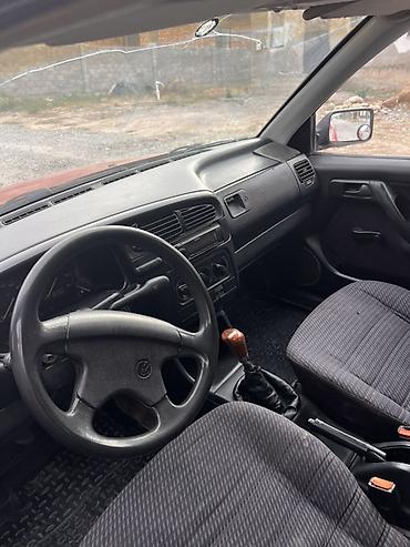 Volkswagen: Volkswagen Vento: 1992 г., 1.8 л, Механика, Бензин, Седан — 4