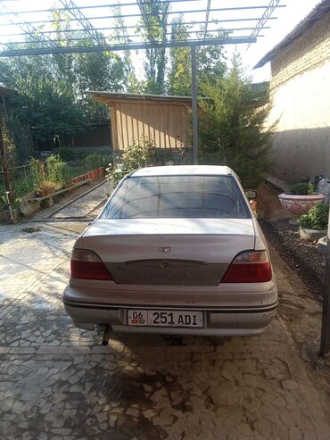 мерс c class: Седан Daewoo Nexia серебристого цвета с классическим кузовом