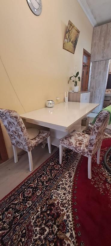 Tecili cixmalidir. Ağ rəngli yemək/iş masası və 6 ədəd stul