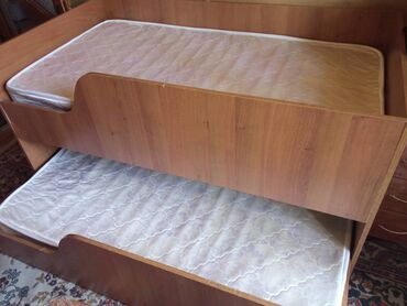 ищу работу мебель: Срочно продаю выдвижную кровать вместе с матрасами. Ширина 80 см