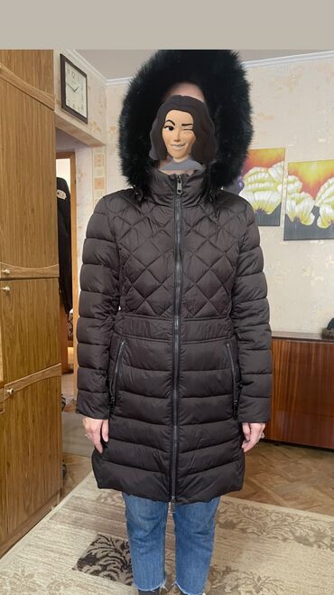 детские зимние куртки с капюшоном: Зимняя куртка 44 размер. В отличном состоянии. Одета один раз. Темно