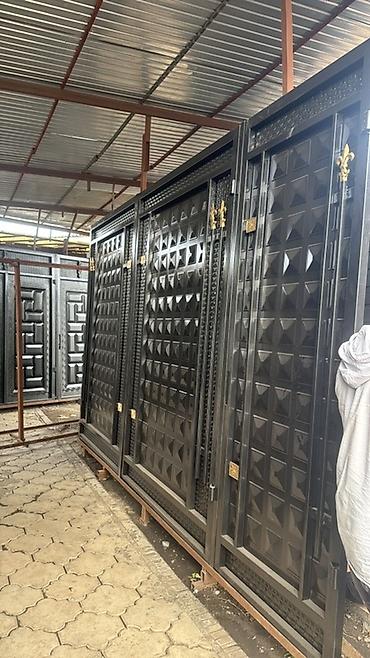 Распашные ворота: Металлические ворота с декоративными элементами предлагают прочное и — 4