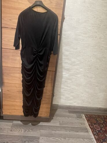 Stəkanlar: Qara rəngli maxi don - Model: Büzgülü, ön hissəsi kəsişən (wrap)