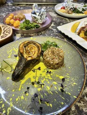 перепелки мясо: Изысканное запеченное рыбное блюдо, представленное на тарелке с