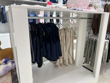 стеллажи для овощей и фруктов из дерева: Белая стойка для одежды с металлической перекладиной, предназначенная