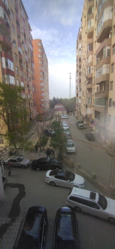 xırdalanda kirayə mənzilər: Xırdalanda tam mərkəzdə 1N məktəbin yanı 18/3 mərtəbə 2 otaqlı