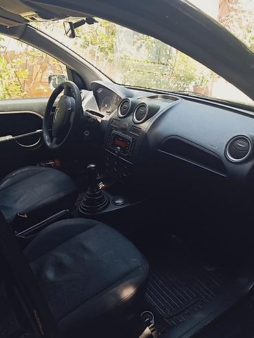 mini qadin masinlari: Ford Fiesta hatchback, 2007 il 1.3 matortünd göy rəng. 5 qapı, kompakt — 5
