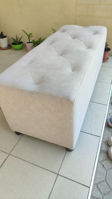 Пуфики: Элегантная банкетка прямоугольной формы, обтянутая мягкой тканью — 13