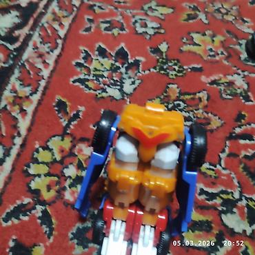 Игрушки: Игрушка-трансформер, способная менять форму из автомобиля в робота — 6