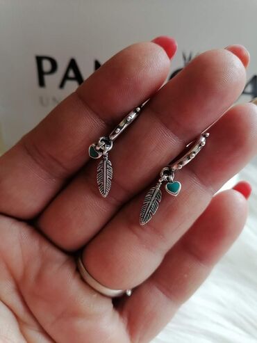 Minđuše: Pandora minđuše
Dobija se u kutijici
Cena:2100din — 4