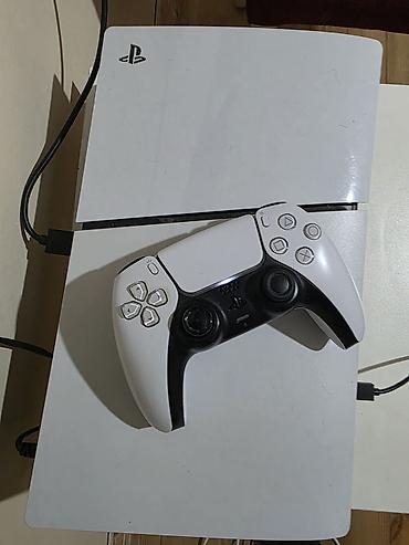 c yeni iphone 5: PlayStation konsolu və DualSense üslublu oyun pultu Daxil olan — 1