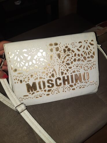 moschino jakne: Moschino bela torba sa zlatnim detaljima