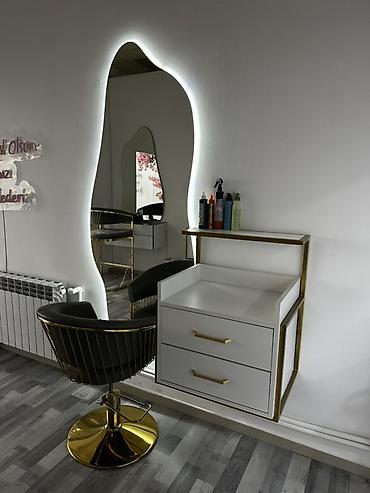 gül rəfi: Salon üçün vizaj/saç ustası məntəqəsi – güzgü, masa və kreslo — 1