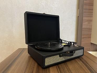 Retro patefon val oxudan. Yenidir Retro dizaynlı, müasir funksiyalara