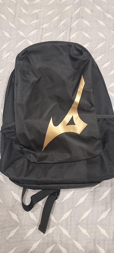 рюкзак мизуно: Рюкзак Mizuno, черный, с крупным золотым логотипом. - Универсальный — 1