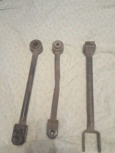 Другие детали для мотора: Нижняя подушка двигателя.Черный кронштейн из металла с креплением и — 17