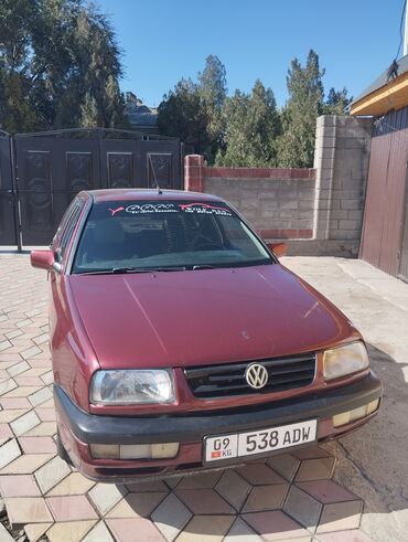 Volkswagen: Volkswagen Vento: 1993 г., 1.8 л, Механика, Бензин, Седан