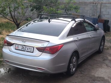машина семейная: Hyundai Sonata серебристого цвета с черным багажником на крыше