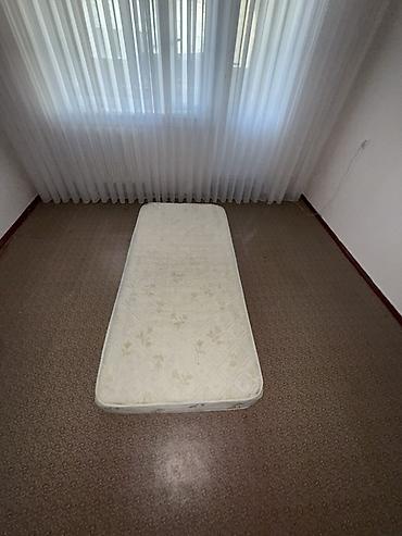 Спальные матрасы: Односпальный матрас светлого цвета с жаккардовым чехлом. Прямоугольная — 2