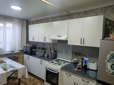 бишкек дома: 68 м², 5 комнат, Старый ремонт С мебелью, Кухонная мебель