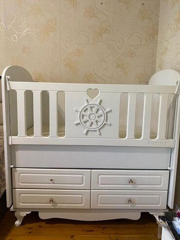 dosekler: Для девочки и мальчика, Четырехугольная, Колыбель, Без бортиков, С матрасом, Без механизма качания