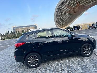 bora: Hyundai ix35, qara rəng, benzinli krossover. Xüsusiyyətlər: - — 8